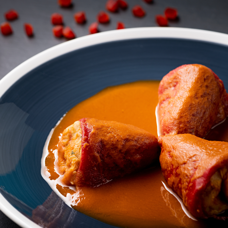 Pimientos rellenos de mousse de gambas y crema de marisco