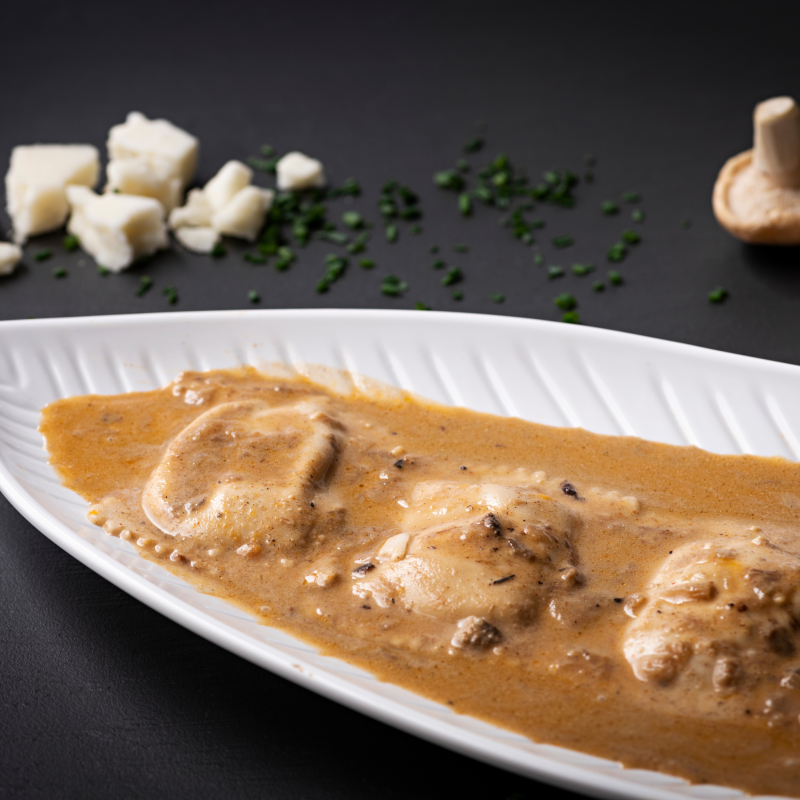 Raviolis de queso de cabra con panceta ibérica y setas